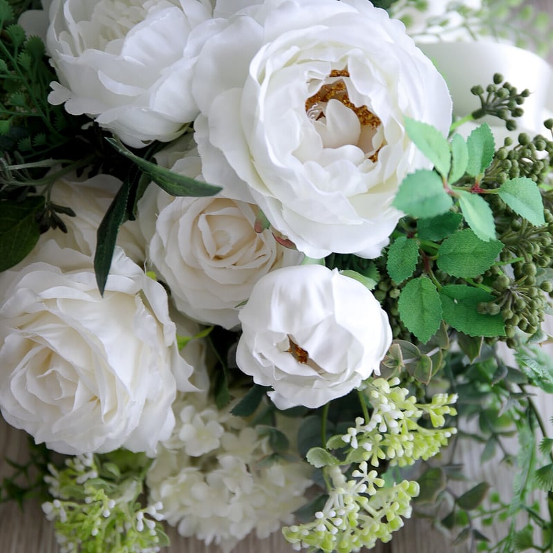 フレッシュグリーンとホワイトのクラッチブーケ&ブートニア | juin wedding