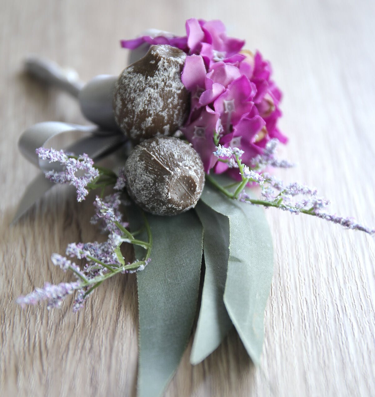 ライラックパープルのクラッチブーケ&ブートニア | juin wedding