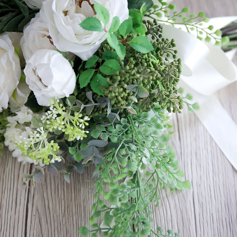 フレッシュグリーンとホワイトのクラッチブーケ&ブートニア | juin wedding