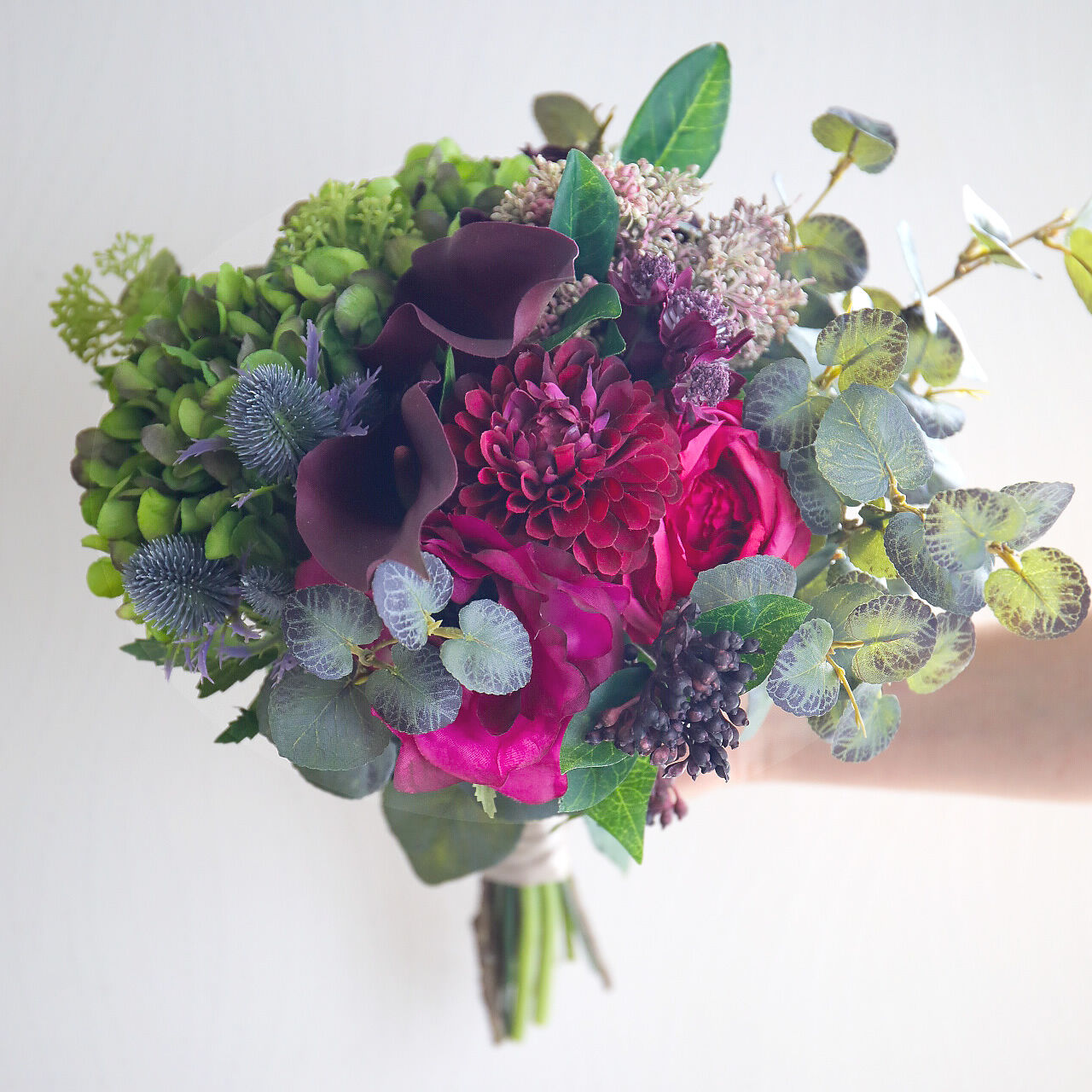 シック系ワインカラーのクラッチブーケ&ブートニア | juin wedding