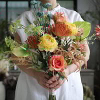 ピンクのバラと芍薬のクラッチブーケ&ブートニア | juin wedding