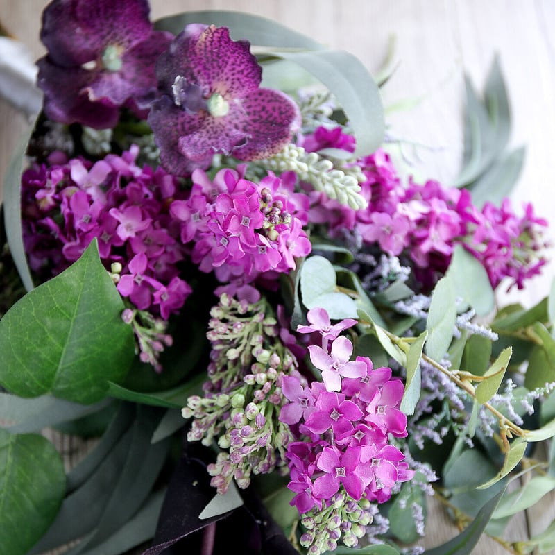 ライラックパープルのクラッチブーケ&ブートニア | juin wedding