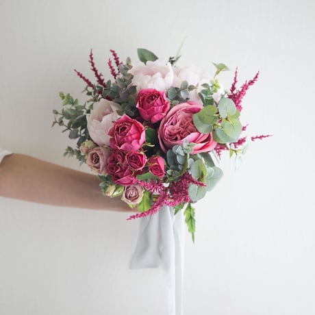ピンクのバラと芍薬のクラッチブーケ&ブートニア