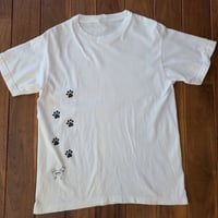 動物愛護グッズ　肉球柄Tシャツ（白）　男女兼用　表示L（女性XL）