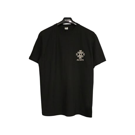 AUI NITE　Anagram tee　BLACK