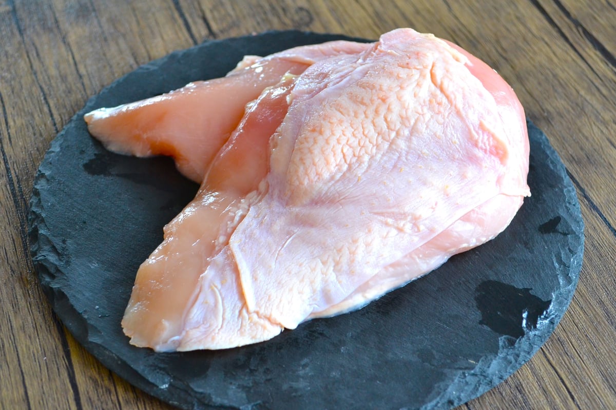 ume　朝引き鶏厚切り胸肉　牛肺 北海道岩見沢産”美流鶏”むね肉 2㎏ | 北海道ウイングファーム