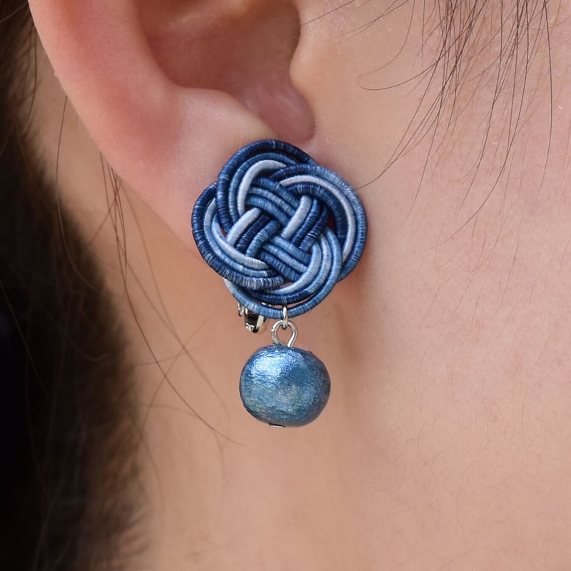 【327】アクリルビーズとコットンパールのピアス／イヤリング 327】アクリルビーズとコットンパールのピアス／イヤリング