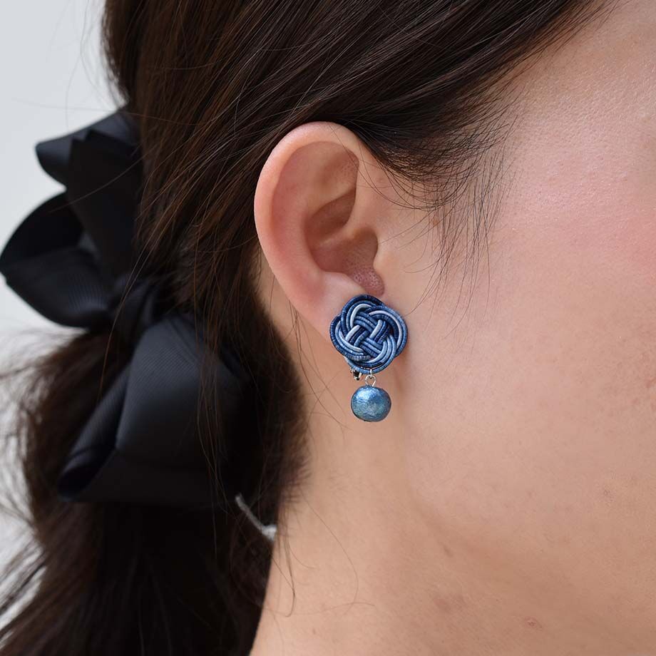 藍染めコットンパール×菜の花結び ピアス・イヤリング | 民家園