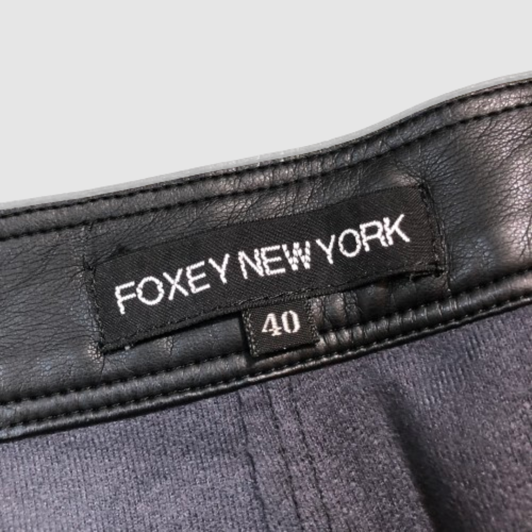 美品　FOXEY NEWYORK フォクシー　ショートパンツ　レザーパンツ　ロゴ フォクシーニューヨークFOXEY NEW YORK-フェイクレザーパンツ