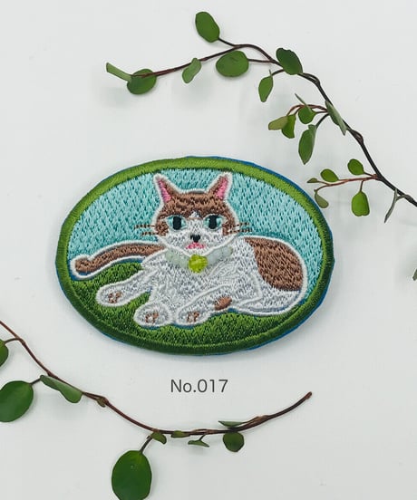 刺繍のブローチ（茶白ハチワレ＆ブチちゃん）