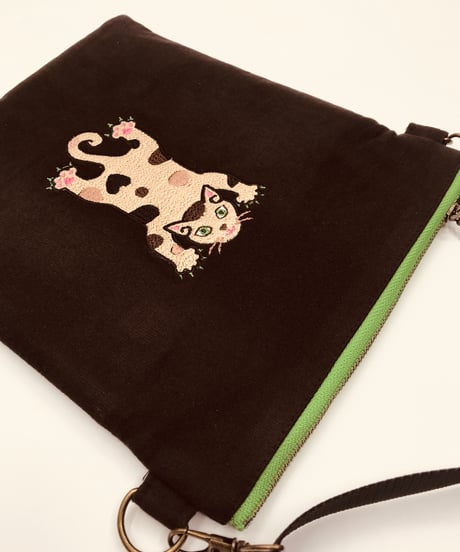 空飛ぶ猫ちゃん刺繍サコッシュ（No2) 茶サビ