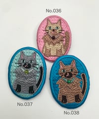 刺繍のブローチ（シャム系猫）