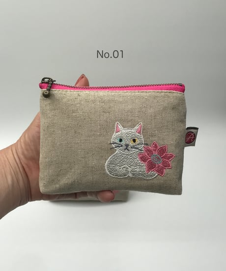 刺繍ポーチ（白猫）