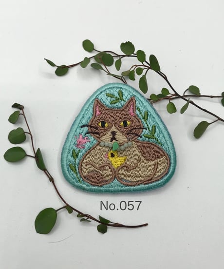 刺繍のブローチ（茶猫）