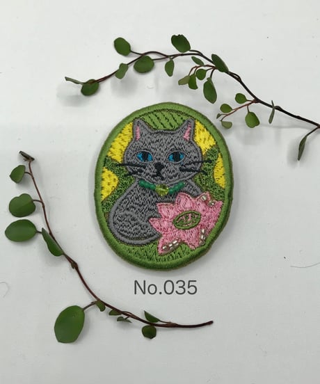 刺繍のブローチ（グレーの猫）