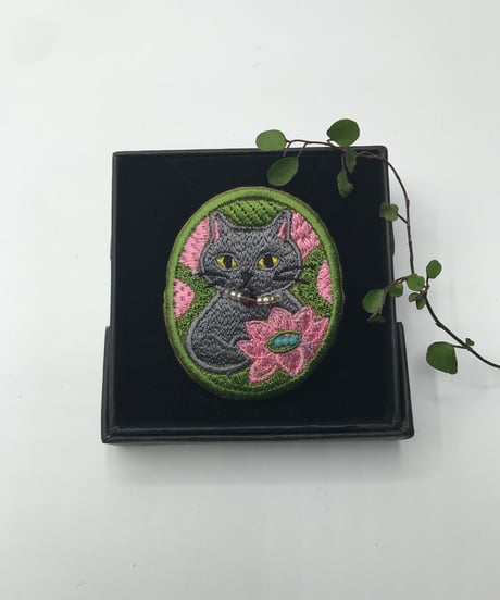 刺繍のブローチ（グレーの猫）