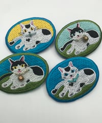 刺繍のブローチ（黒白ハチワレ＆ブチちゃん）