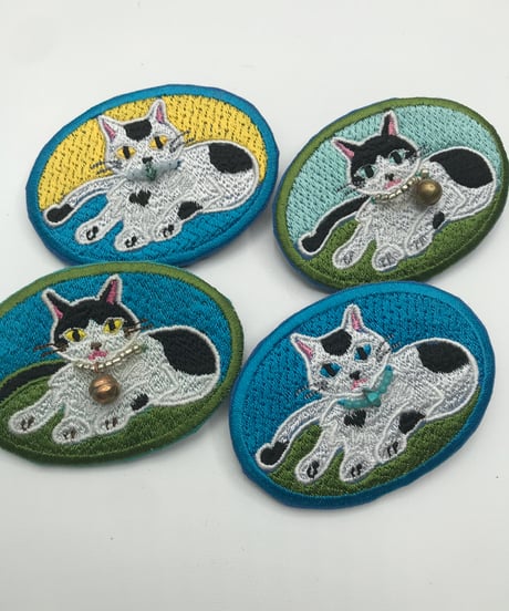 刺繍のブローチ（黒白ハチワレ＆ブチちゃん）