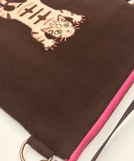 空飛ぶ猫ちゃん刺繍サコッシュ（No.4)茶トラ