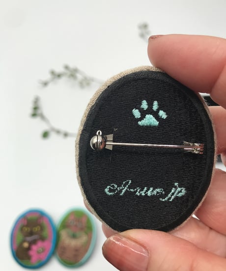 刺繍のブローチ（茶トラ猫 2）