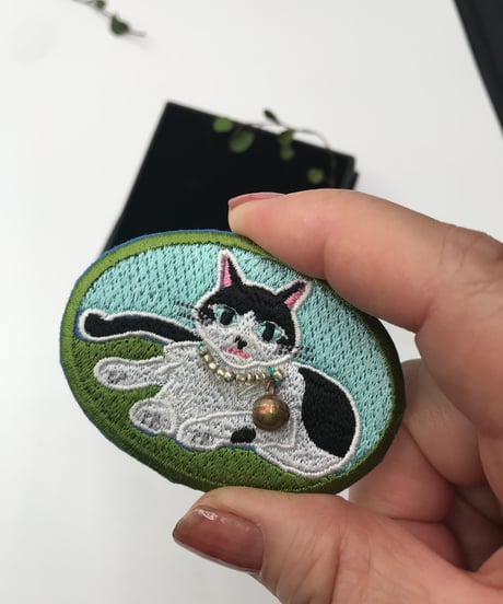 刺繍のブローチ（黒白ハチワレ＆ブチちゃん）
