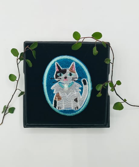 刺繍のブローチ（三毛猫ちゃん）
