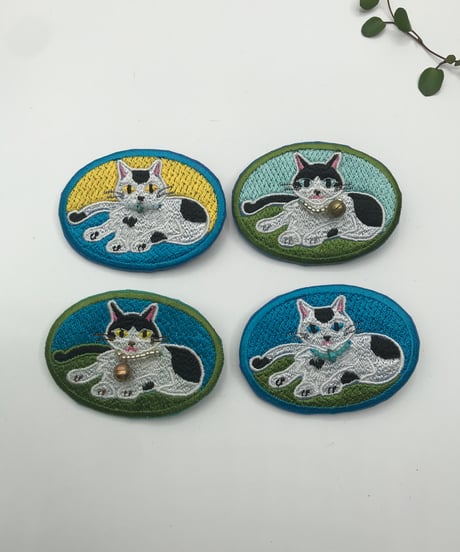 刺繍のブローチ（黒白ハチワレ＆ブチちゃん）