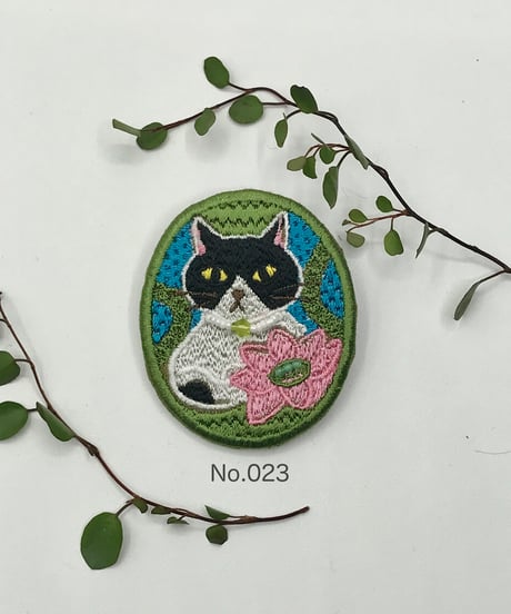 刺繍のブローチ（黒白ハチワレ＆ブチちゃん）