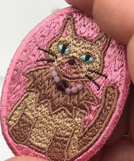 刺繍のブローチ（シャム系猫）