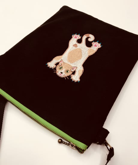 空飛ぶ猫ちゃん刺繍サコッシュ（No.8)ハチワレ茶G
