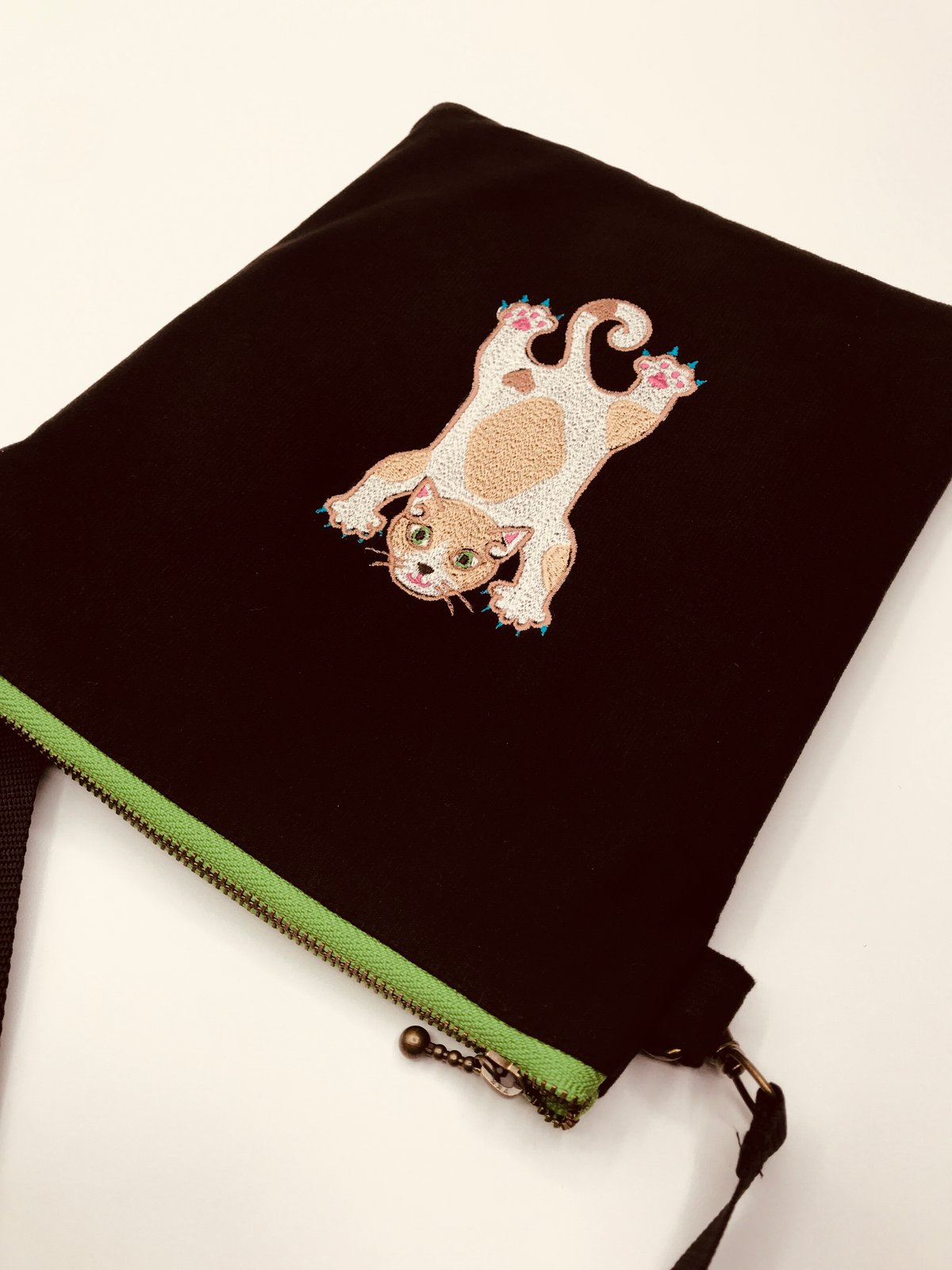 空飛ぶ猫ちゃん刺繍サコッシュ（No.8)ハチワレ茶G | A-rue OnlineShop