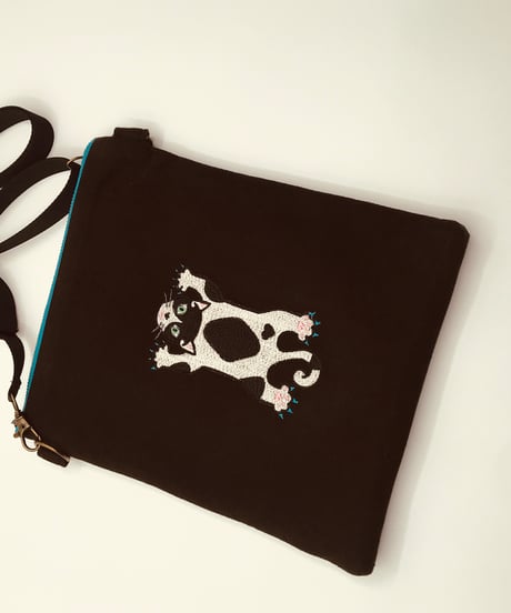 空飛ぶ猫ちゃん刺繍サコッシュ（No.3)ハチワレ黒