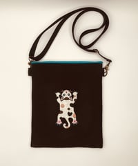 空飛ぶ猫ちゃん刺繍サコッシュ（No.6)三毛ちゃん