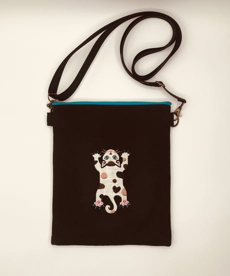 空飛ぶ猫ちゃん刺繍サコッシュ（No.6)三毛ちゃん