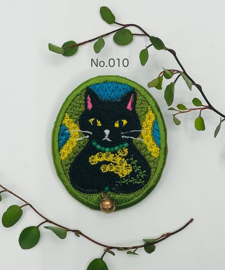 刺繍のブローチ（黒い猫）