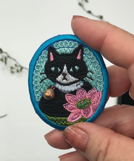 刺繍のブローチ（黒白ハチワレ＆ブチちゃん）