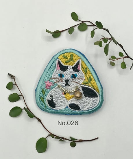 刺繍のブローチ（黒白ハチワレ＆ブチちゃん）