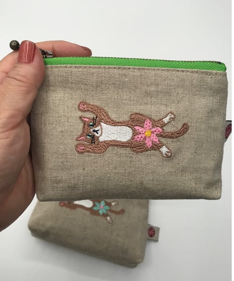 刺繍ポーチ(バンザイネコ茶シロ猫）