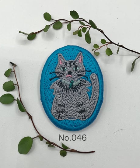 刺繍のブローチ（トラ猫/グレー）