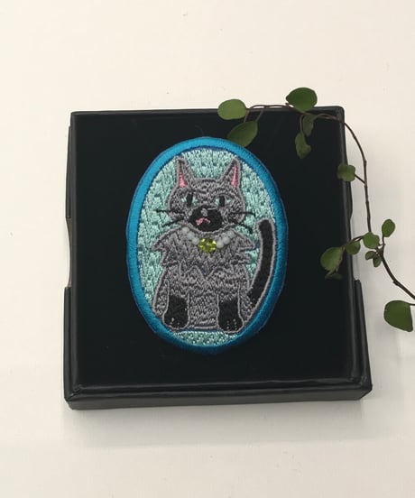 刺繍のブローチ（シャム系猫）
