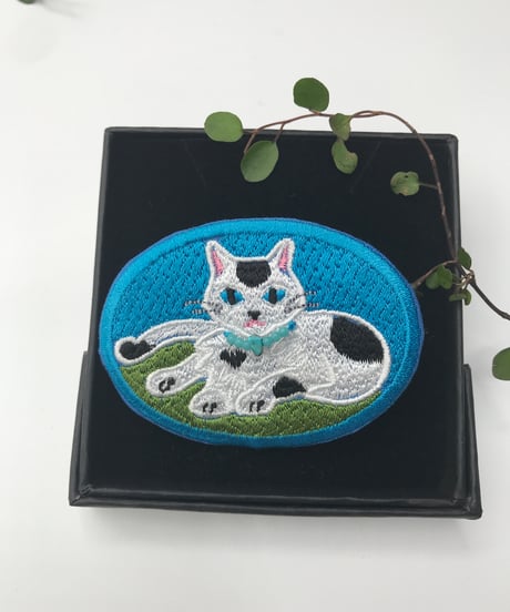 刺繍のブローチ（黒白ハチワレ＆ブチちゃん）