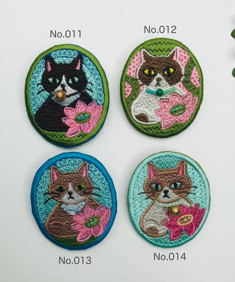 刺繍のブローチ（ハチワレちゃん）