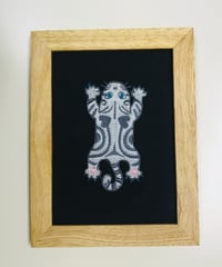猫ちゃん刺繍画(2Lサイズ） No.13 (トラ柄シルバーグレー１）