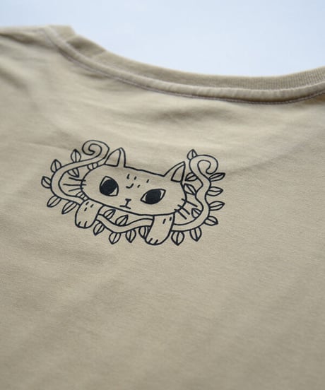 森の猫 Tシャツ ( オートミール）