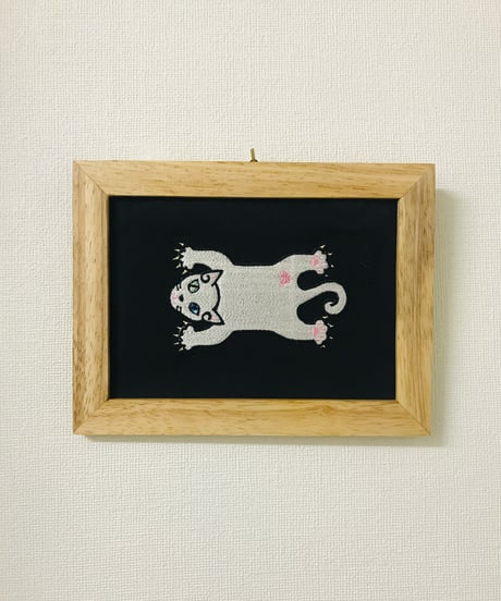 猫ちゃん刺繍画(2Lサイズ） No.1９ ( ホワイト1）