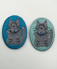 刺繍のブローチ（トラ猫/グレー）