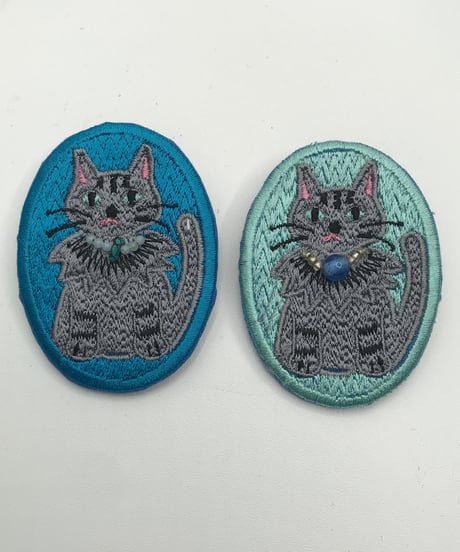 刺繍のブローチ（トラ猫/グレー）
