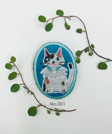 刺繍のブローチ（三毛猫ちゃん）