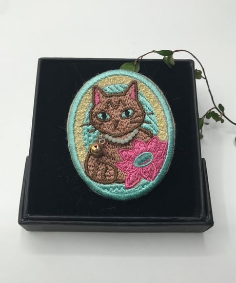 刺繍のブローチ（茶トラ猫 2）