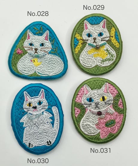 刺繍のブローチ（白い猫）